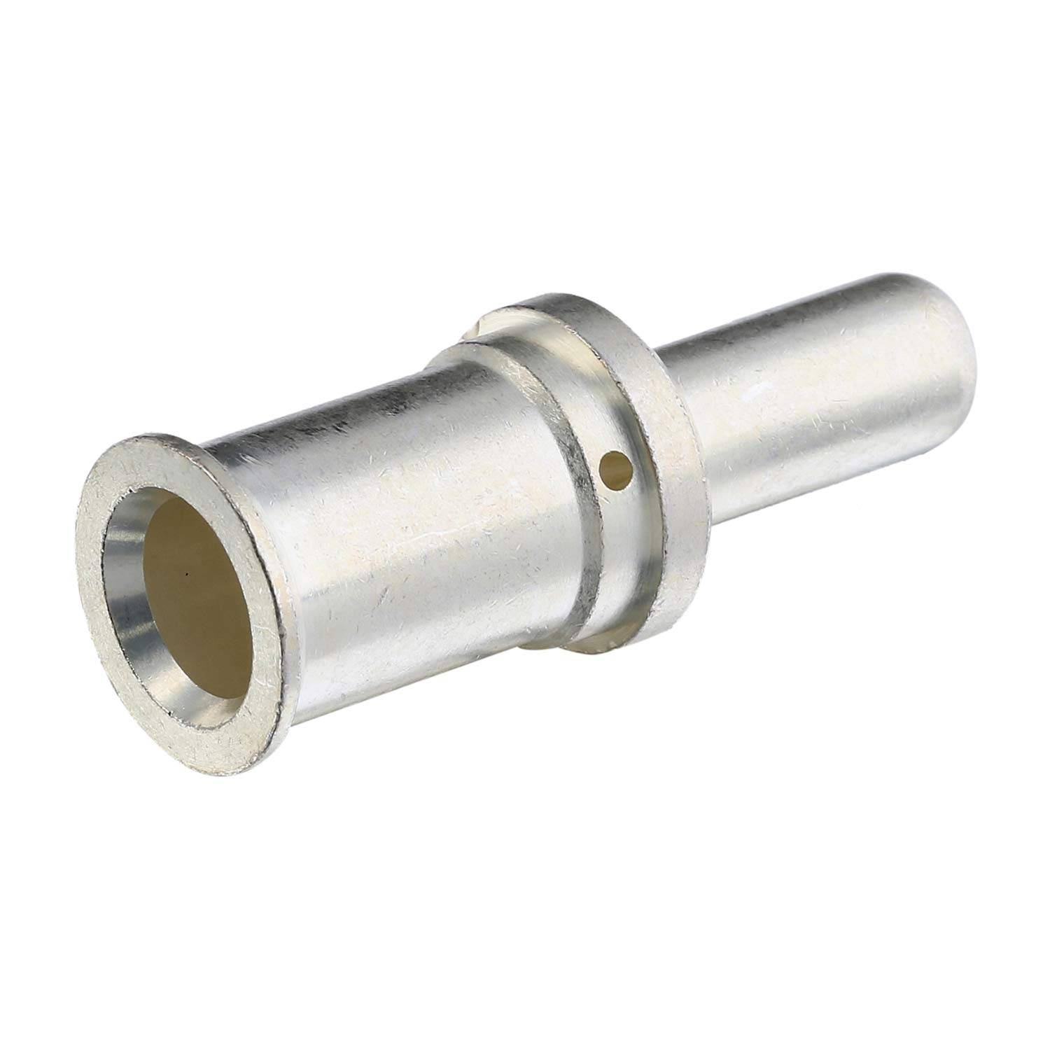 Metallisches zylindrisches Rohrfitting mit breiter flanschierter Öffnung und schmailerem Schaft auf weißem Hintergrund