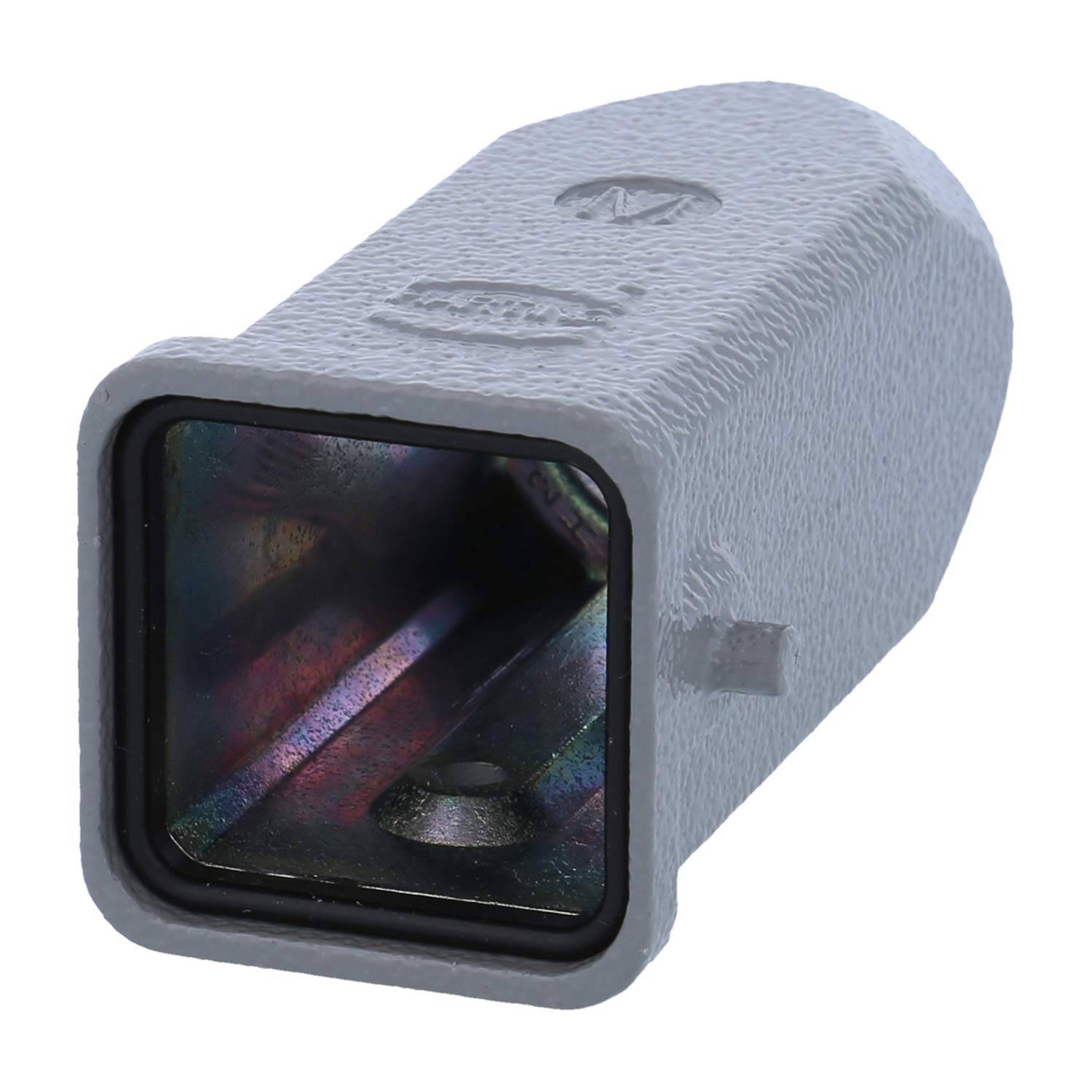 Graues Metalloptik-Adapter- oder Steckergehäuse, das in einem Winkel auf weißem Hintergrund gezeigt wird.