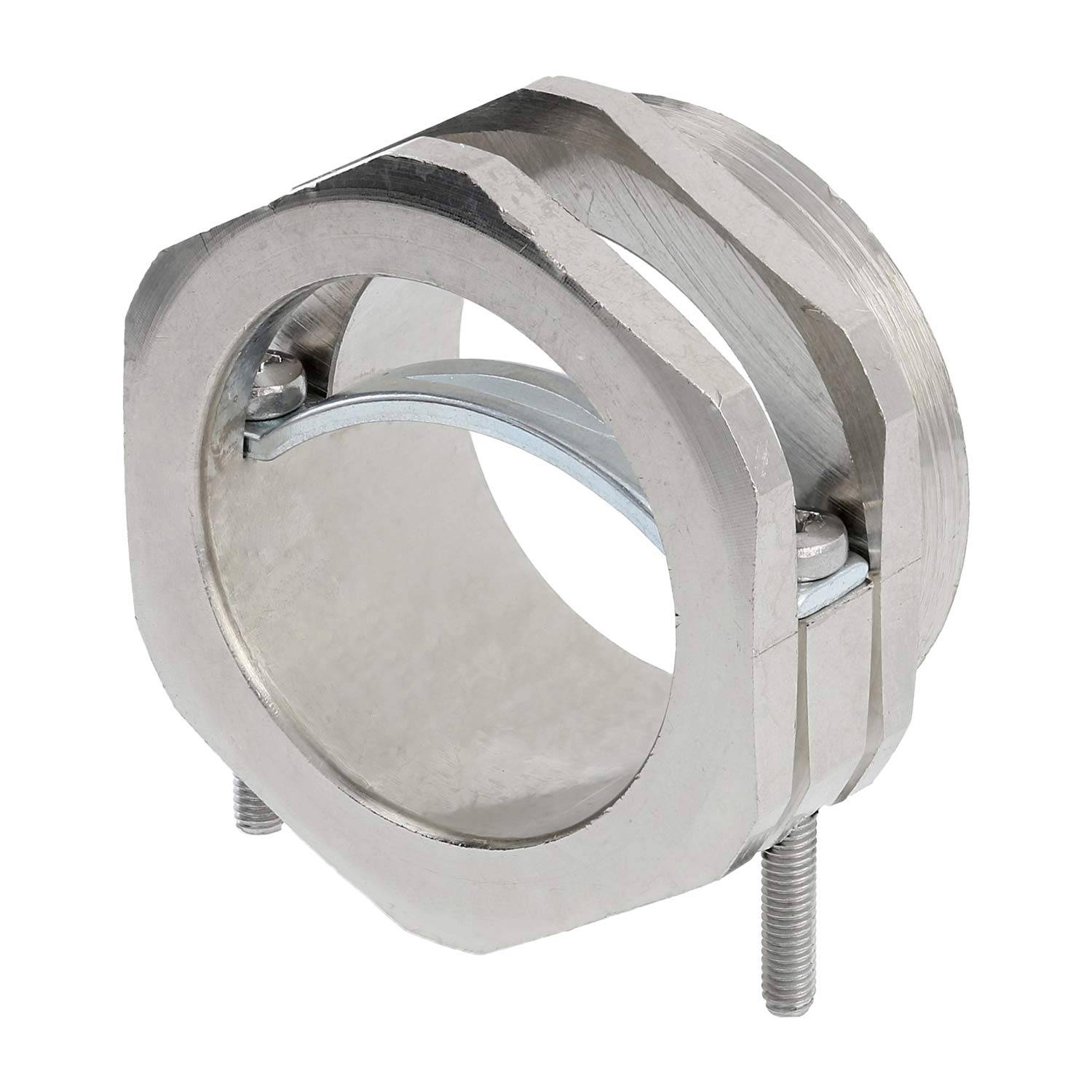 Metallisches Rohrschelle oder Verbindungsstück mit einer kreisförmigen Öffnung, zwei Bolzen und geteiltem silbernem Gehäuse auf weißem Hintergrund.