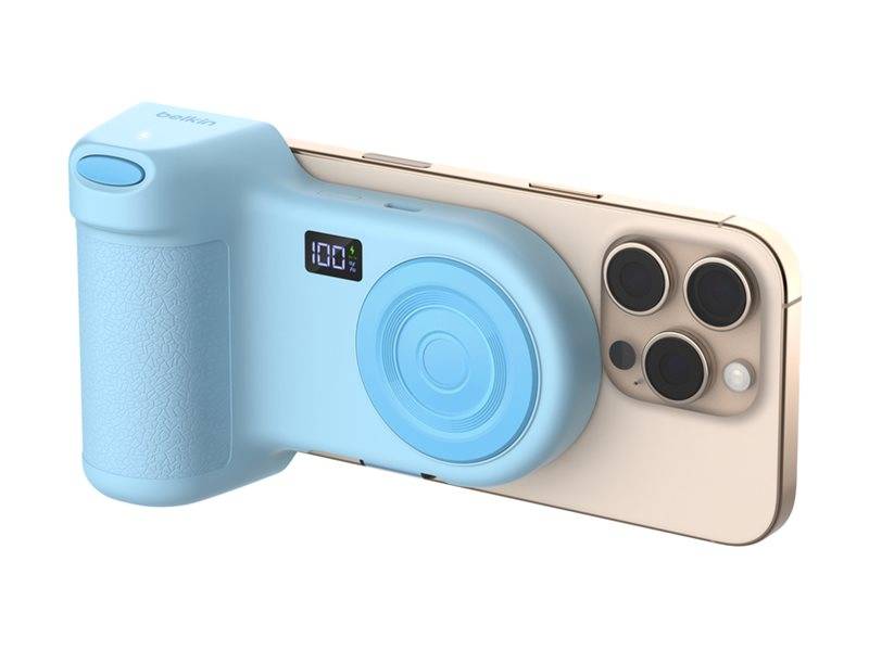 Blauer Smartphone-Griffzubehör, das an einem beigen Telefon befestigt ist, mit einer kreisförmigen MagSafe-ähnlichen Halterung, Fingergriff und kleinem digitalen Batterieanzeige-Display.