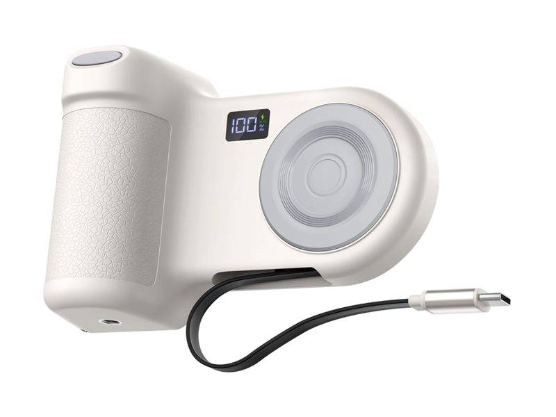 Kompaktes weißes tragbares Gerät mit einem kreisförmigen Anschluss an der Vorderseite, kleinem digitalen Display und angelegtem Kabel mit USB-C-Stecker.
