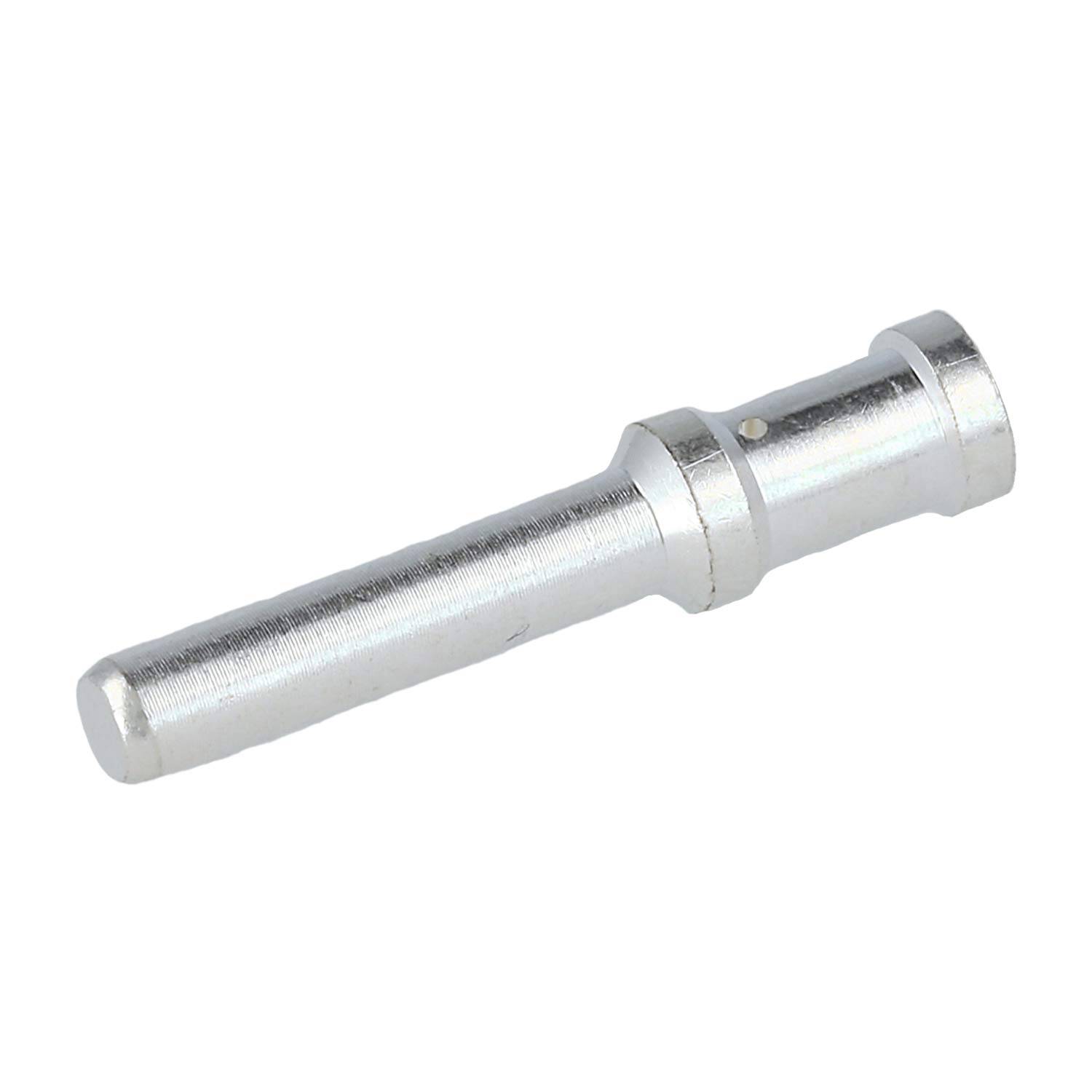 Silberner metallischer zylindrischer Stiftverbinder mit abgestuftem Ende, auf weißem Hintergrund dargestellt.