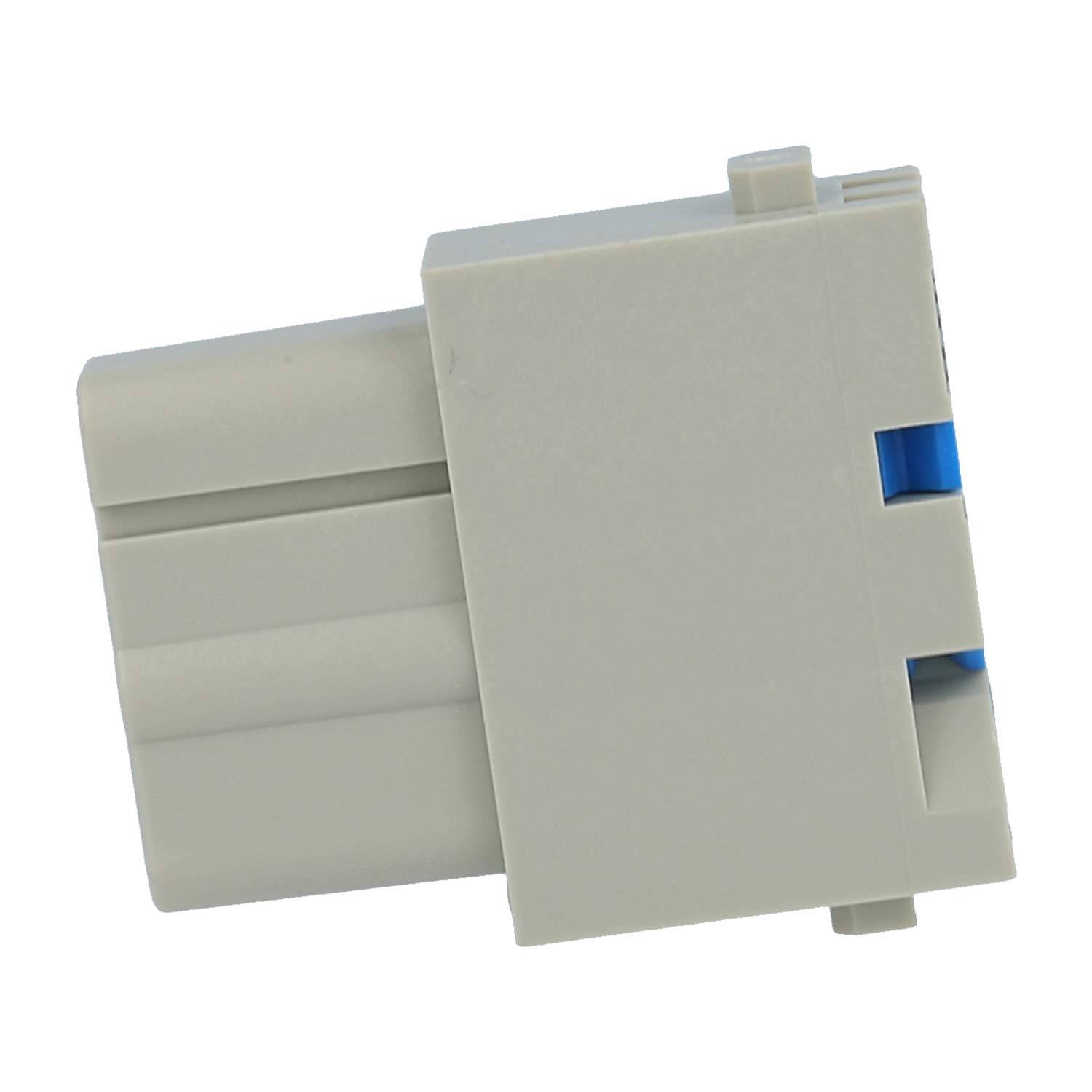 Nahaufnahme eines weißen Kunststoff-Elektrosteckers oder Adapters mit blauen Innenlaschen auf einfachem Hintergrund.