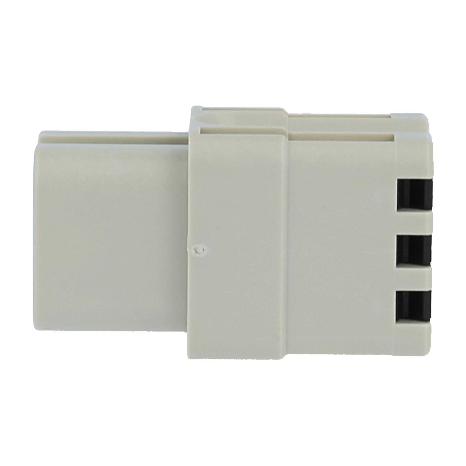 Weißer Kunststoff-Elektrostecker mit drei rechteckigen Anschlüssen an einem Ende, gezeigt auf neutralem Hintergrund.