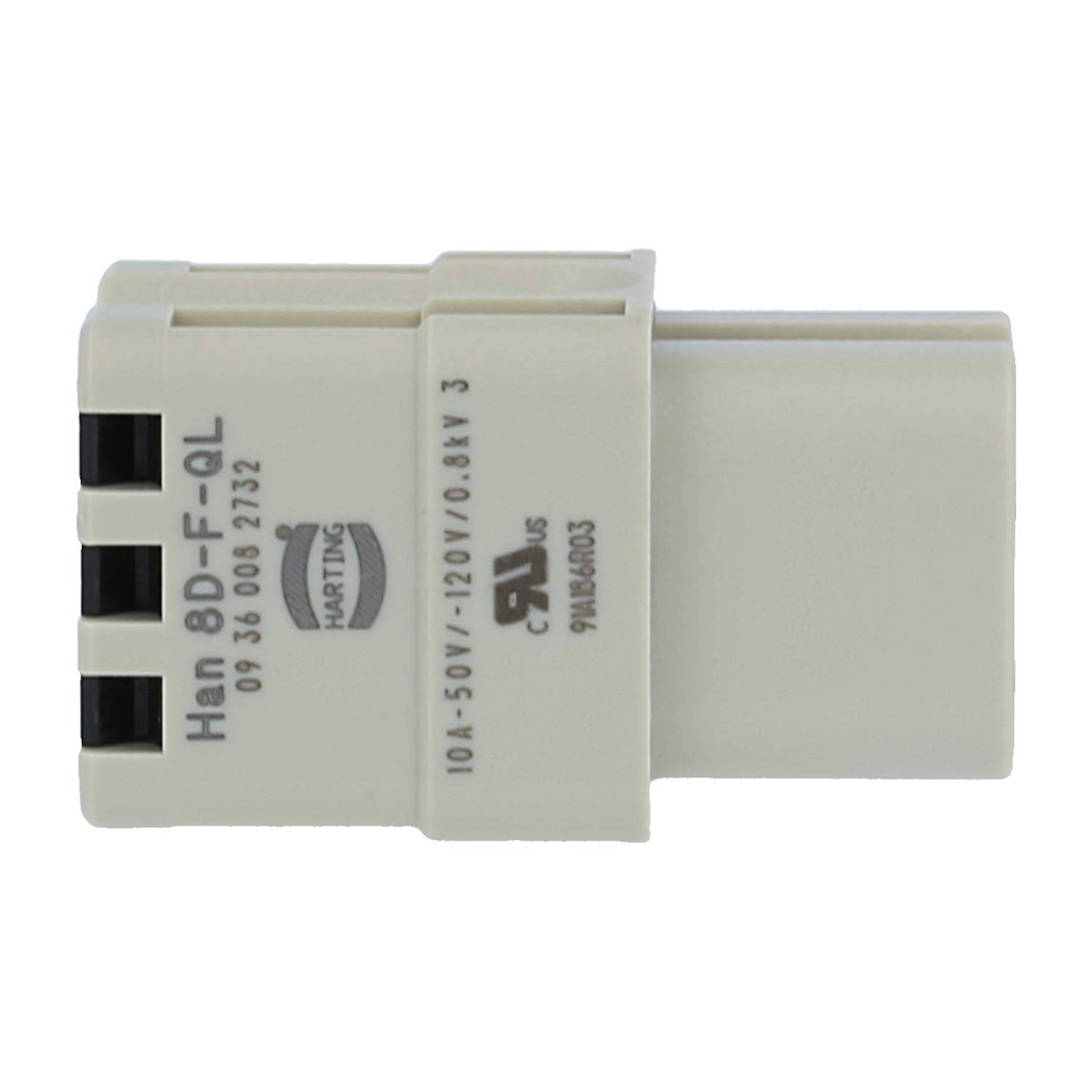 Weißer Elektrostecker-Adapter mit drei schwarzen Steckdosenöffnungen und gedrucktem Modelltext auf einem einfachen Hintergrund.
