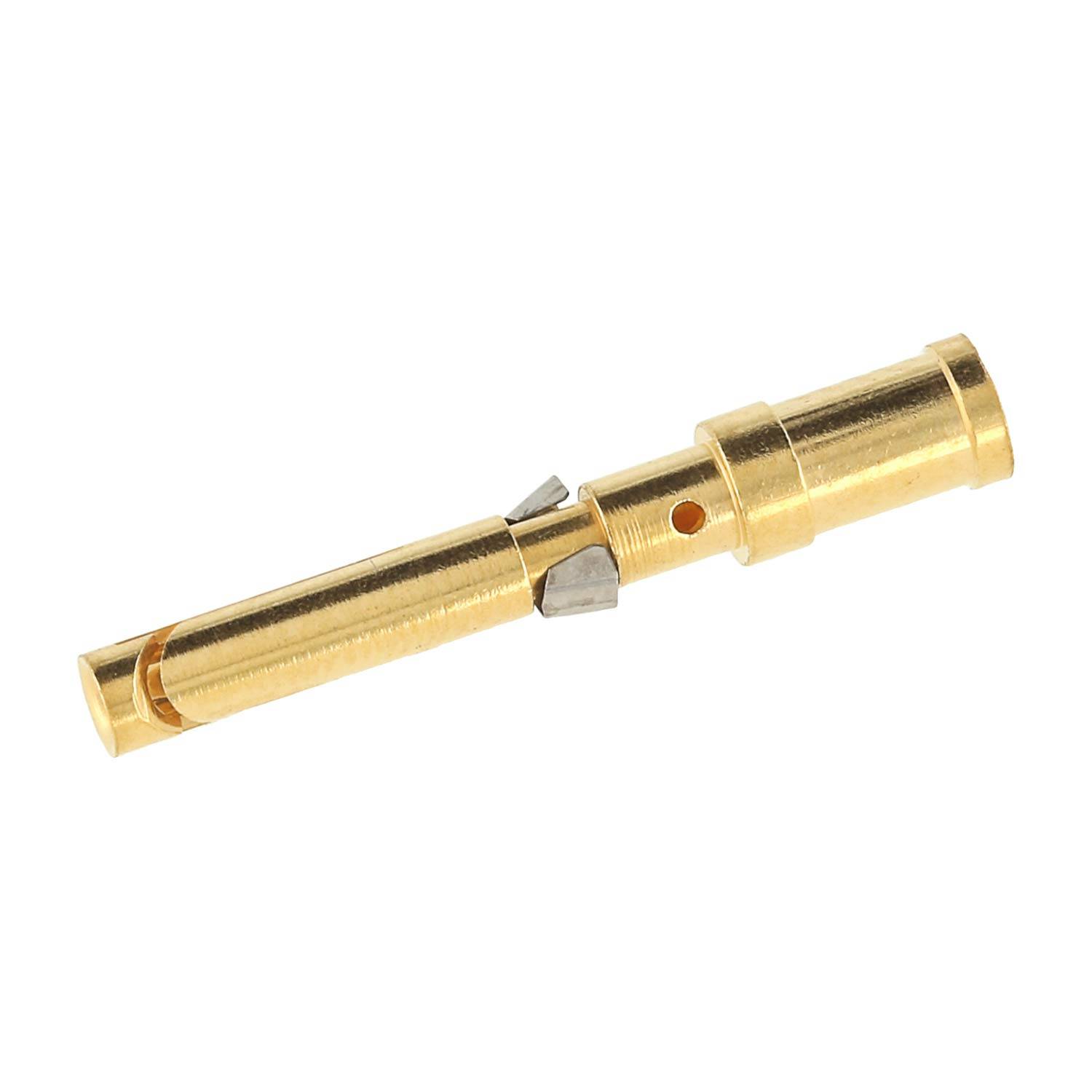 Goldfarbener Metallelektrikstecker-Stift mit zylindrischem Körper, Federkontakten und Verriegelungsloch auf weißem Hintergrund