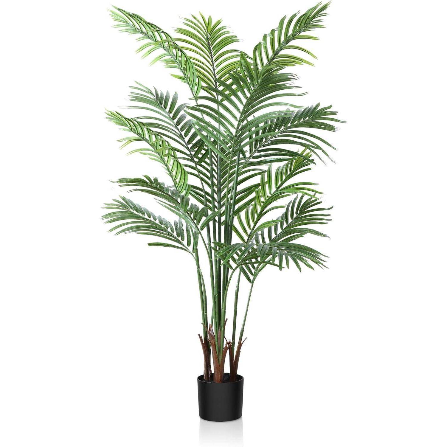 Eine hohe künstliche Palme mit grünen Blättern und braunen Stämmen in einem schwarzen Topf vor weißem Hintergrund.