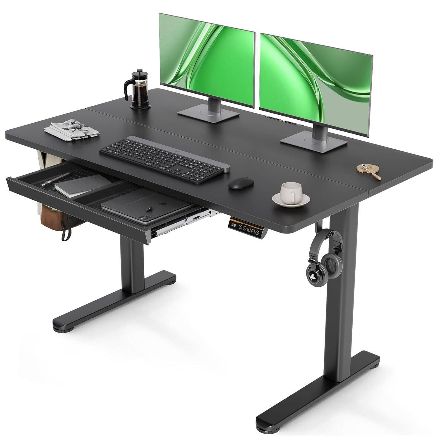 Ein moderner Schreibtisch mit verstellbarer Höhe, zwei Monitoren, Tastatur, Kaffeetasse und Zubehör. Eine Schublade enthält ein Tablet und einen Organizer.