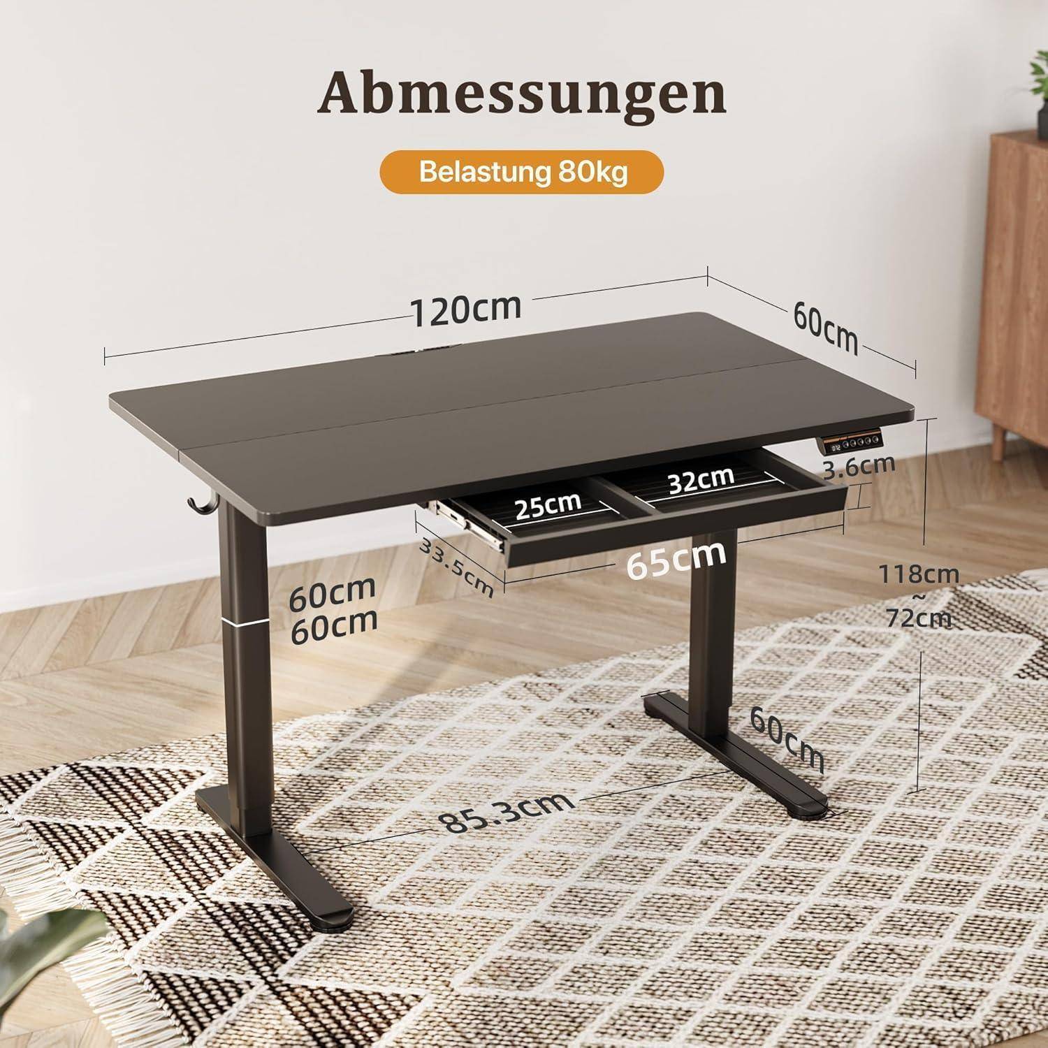 Gemütliche Wohnzimmerecke mit einem Rattansessel, über den eine blaue Strickdecke drapiert ist, neben einem weißen Beistelltisch, auf dem Dekorationsgegenstände und eine Blumenvase stehen.