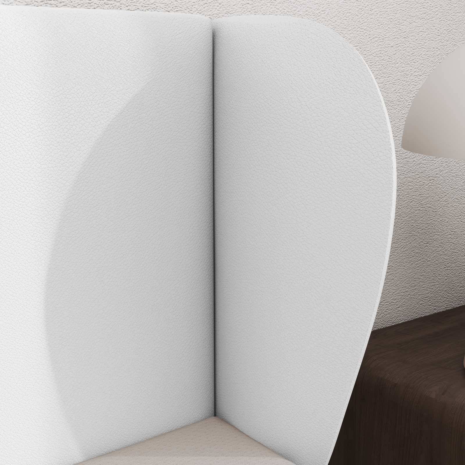 Weiße, minimalistische Wandskulptur mit geschwungenen Kanten, die in einer Ecke vor strukturierter Tapete ausgestellt ist. Braune Tischoberfläche auf der rechten Seite sichtbar.