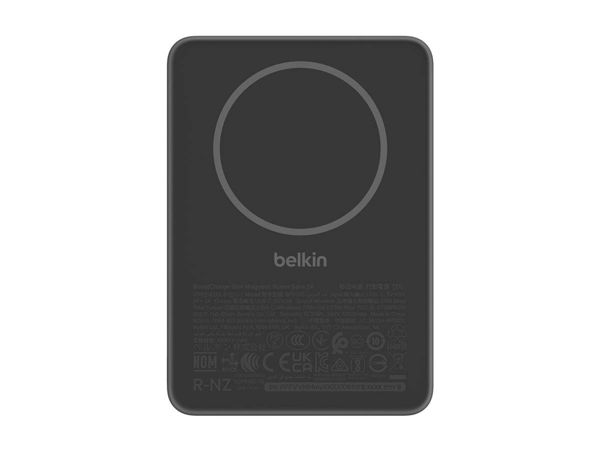 Rückseite eines schwarzen Belkin-Wireless-Ladepads mit einem großen kreisförmigen Ladebereich und Regelungstext in der Nähe des unteren Bereichs.