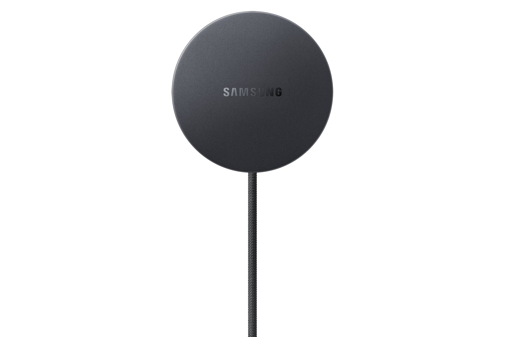 Samsung kreisförmiges kabelloses Ladegerät auf einem Kabel, vor schwarzem Hintergrund dargestellt.