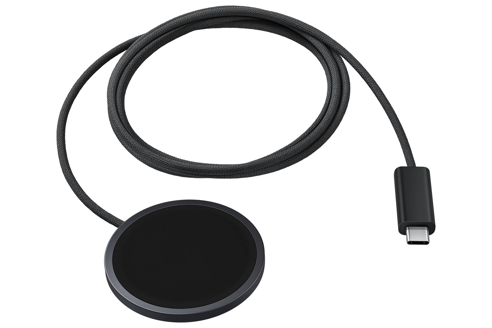 Kabelloses Ladegerät in runder Form mit angeschlossenem USB-C-Kabel auf schwarzem Hintergrund