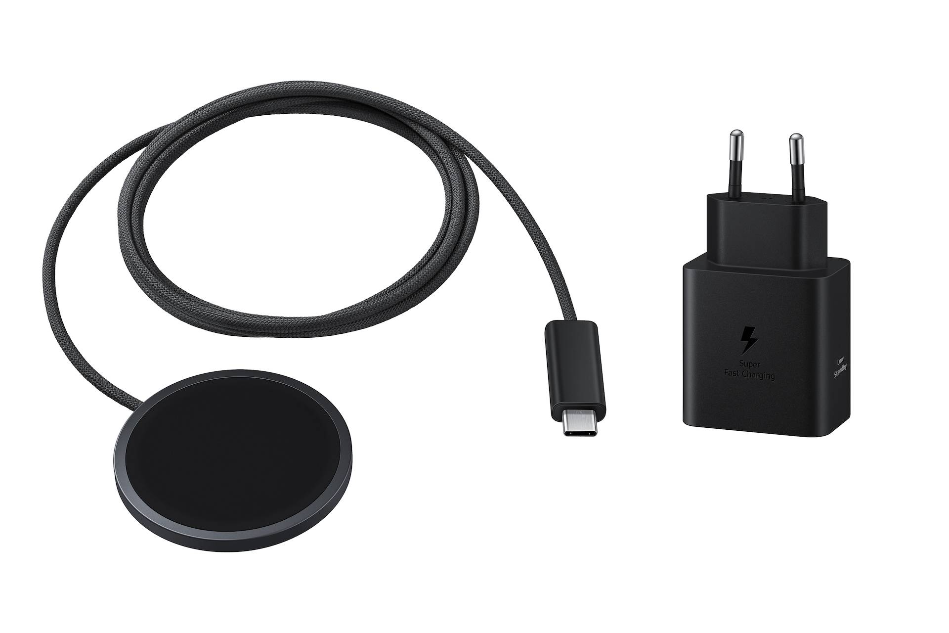 Kabelloses Ladegerät mit angeschlossenem USB-C-Kabel und Netzstromadapter auf weißem Hintergrund.