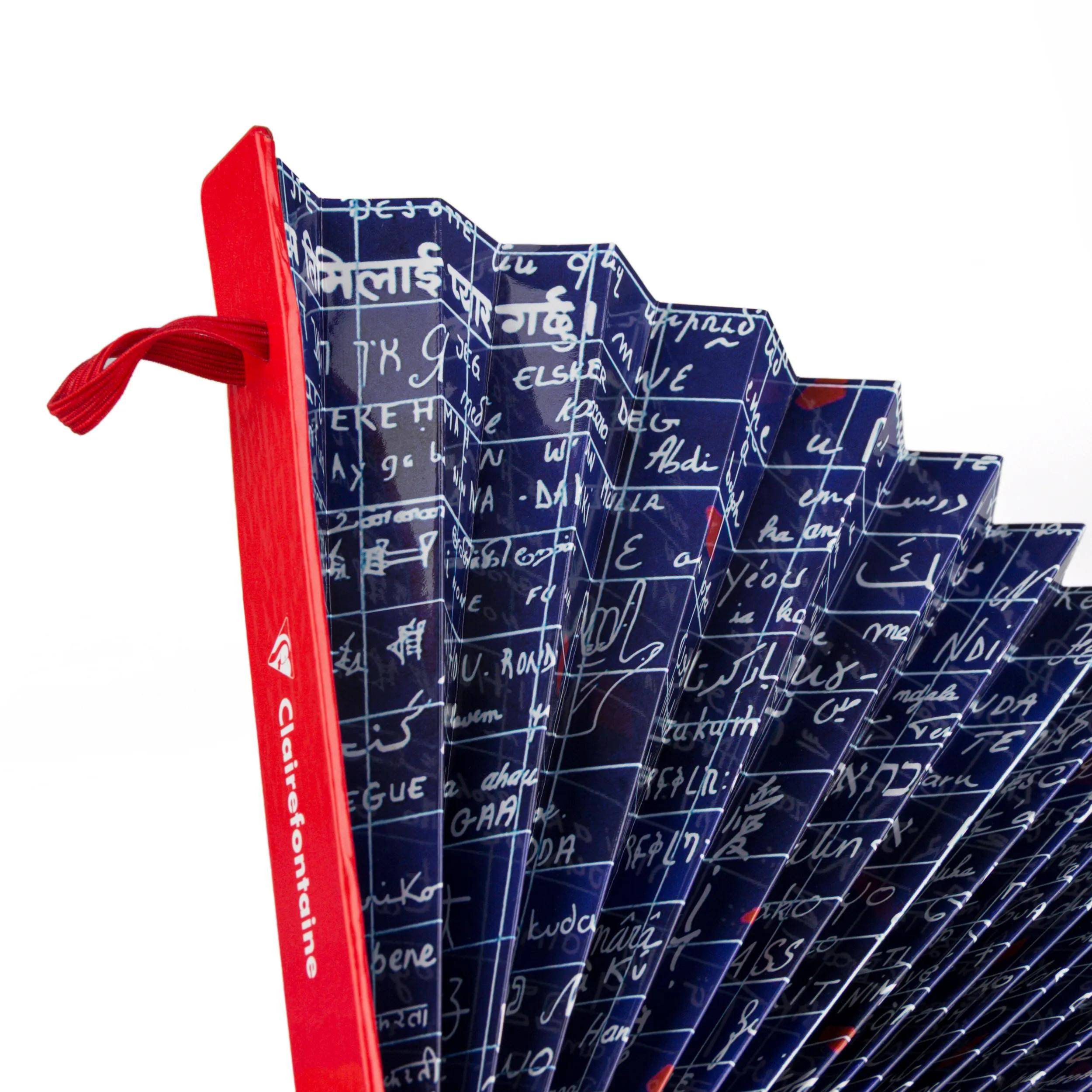 Nahaufnahme eines roten Clarion-Notizbuchs mit Akkordeon-ähnlichen Seiten, die mit handschriftlichen Notizen und mathematischen Formeln bedeckt sind.