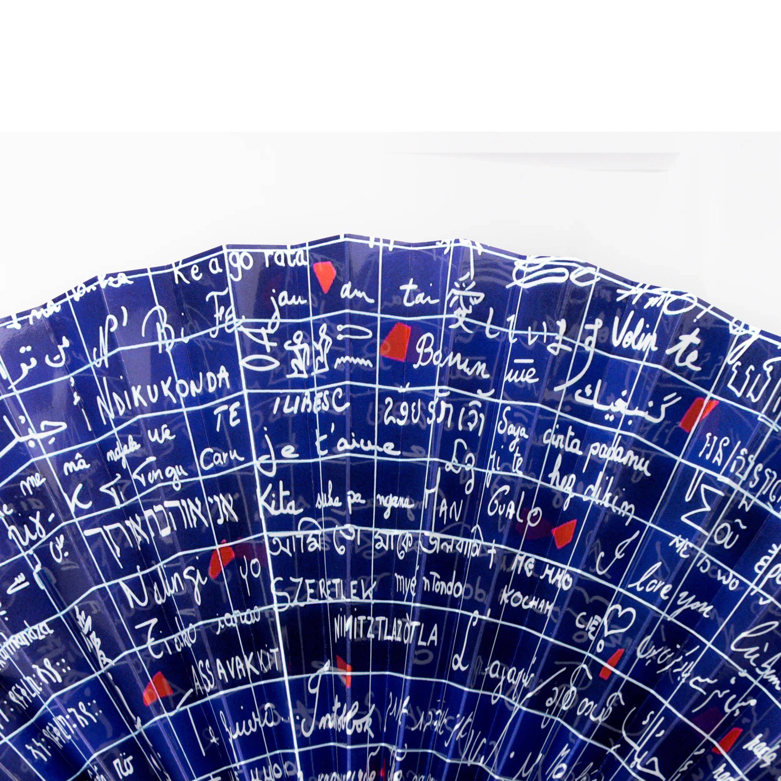 Blaue Kuppel mit Kacheln, bedeckt mit weißen handgeschriebenen Namen und Sätzen in vielen Schriften, mit kleinen roten Akzentformen.