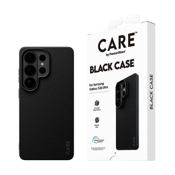 Schwarze Smartphone-Schutzhülle für Samsung Galaxy S23 Ultra neben ihrer CARE by PanzerGlass Produktverpackung.