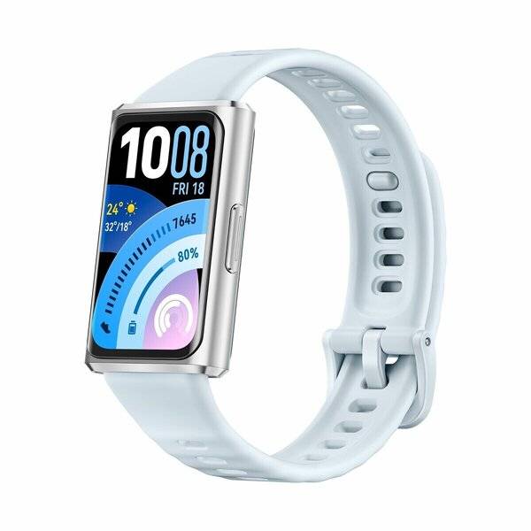 Hellblaue Smartwatch mit silbernem rechteckigem Gehäuse, das ein farbiges digitales Display zeigt, gekrümmtes Armband sichtbar vor weißem Hintergrund.