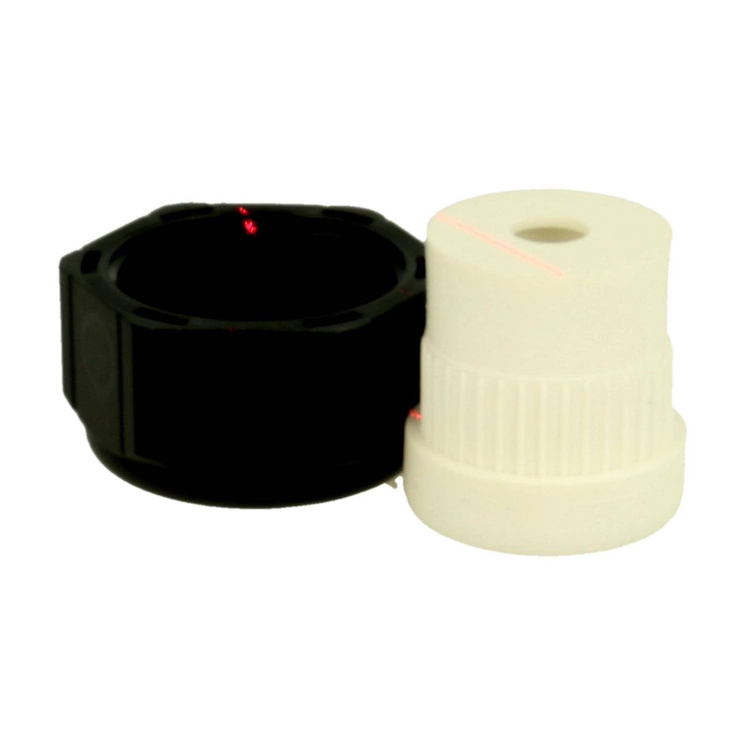 Zwei kleine Kunststoffflaschendeckel oder Adapter, einer schwarz und einer weiß, nebeneinander auf weißem Hintergrund dargestellt.