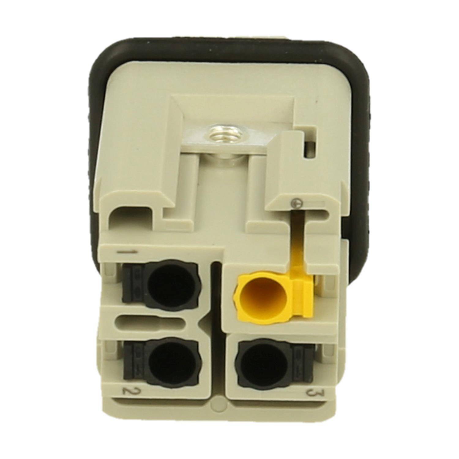 Nahaufnahme eines vierteiligen elektrischen Steckverbindungsblocks mit farbcodierten Buchsen, einschließlich einer gelben Klemme und drei schwarzen Klemmen.