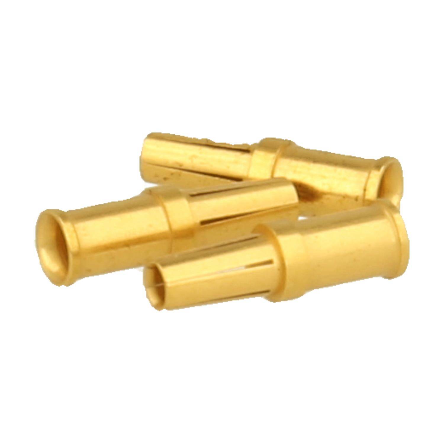 Drei goldfarben elekrische Stecker auf weißem Hintergrund.
