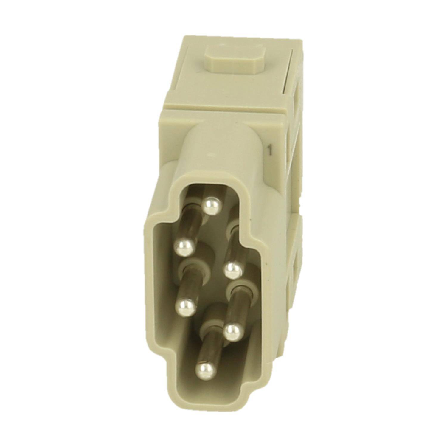 Beige rechteckiger elektrischer Stecker mit sechs freiliegenden Metallstiften auf weißem Hintergrund.