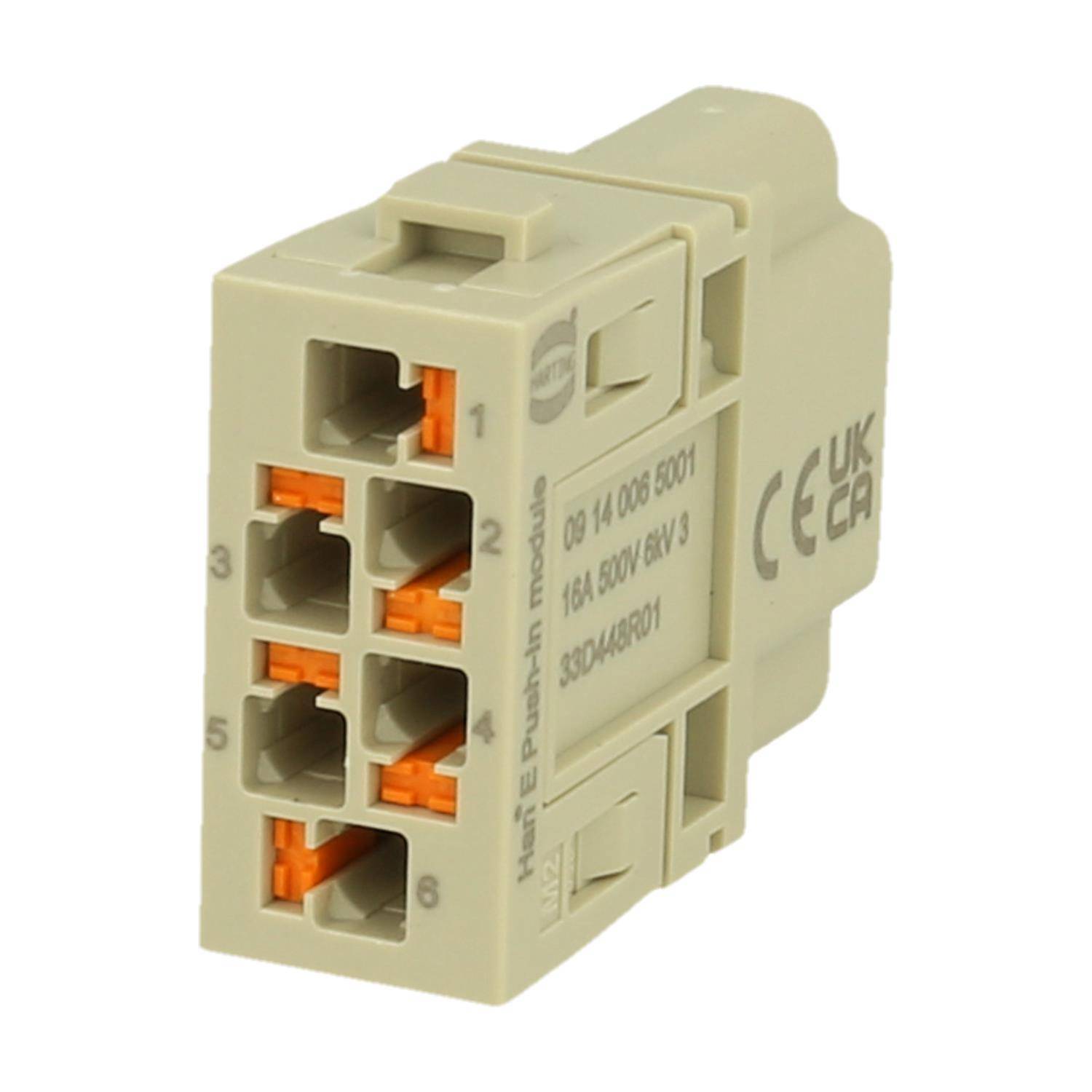 Nahaufnahme eines beigen Elektrosteckermoduls mit sechs nummerierten Anschlüssen und orangefarbigen Innenkontakten, gekennzeichnet mit CE- und UKCA-Zeichen.