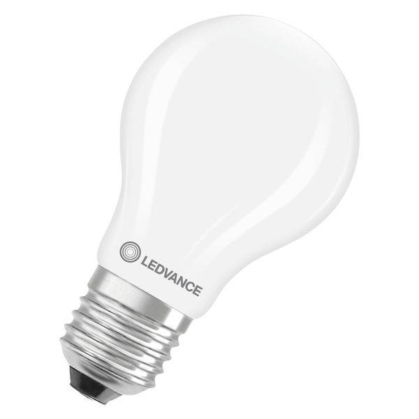 Eine LED-Glühbirne mit silberner Basis und weißer Oberseite. Das Wort 