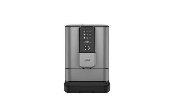 Eine elegante, moderne Kaffeemaschine mit digitaler Anzeige und einem runden Knopf an der Vorderseite, vor einem einfachen Hintergrund.