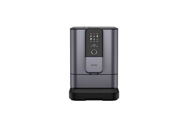 Eine schlanke, moderne Kaffeemaschine mit digitaler Anzeige und verschiedenen Bedienelementen, auf einer schwarzen Basis montiert, was auf fortschrittliche Brühfähigkeiten hindeutet.