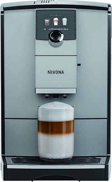 Eine Kaffeemaschine, bei der ein Latte Macchiato zubereitet wird, wobei Schichten aus Milch und Espresso in einem klaren Glas unter dem Auslauf sichtbar sind.