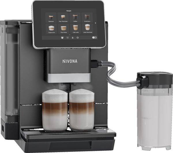 Eine Kaffeemaschine mit digitalem Display, das verschiedene Kaffeevarianten anzeigt. Zwei Gläser mit geschichtetem Kaffee sind unter den Ausgabedüsen positioniert.