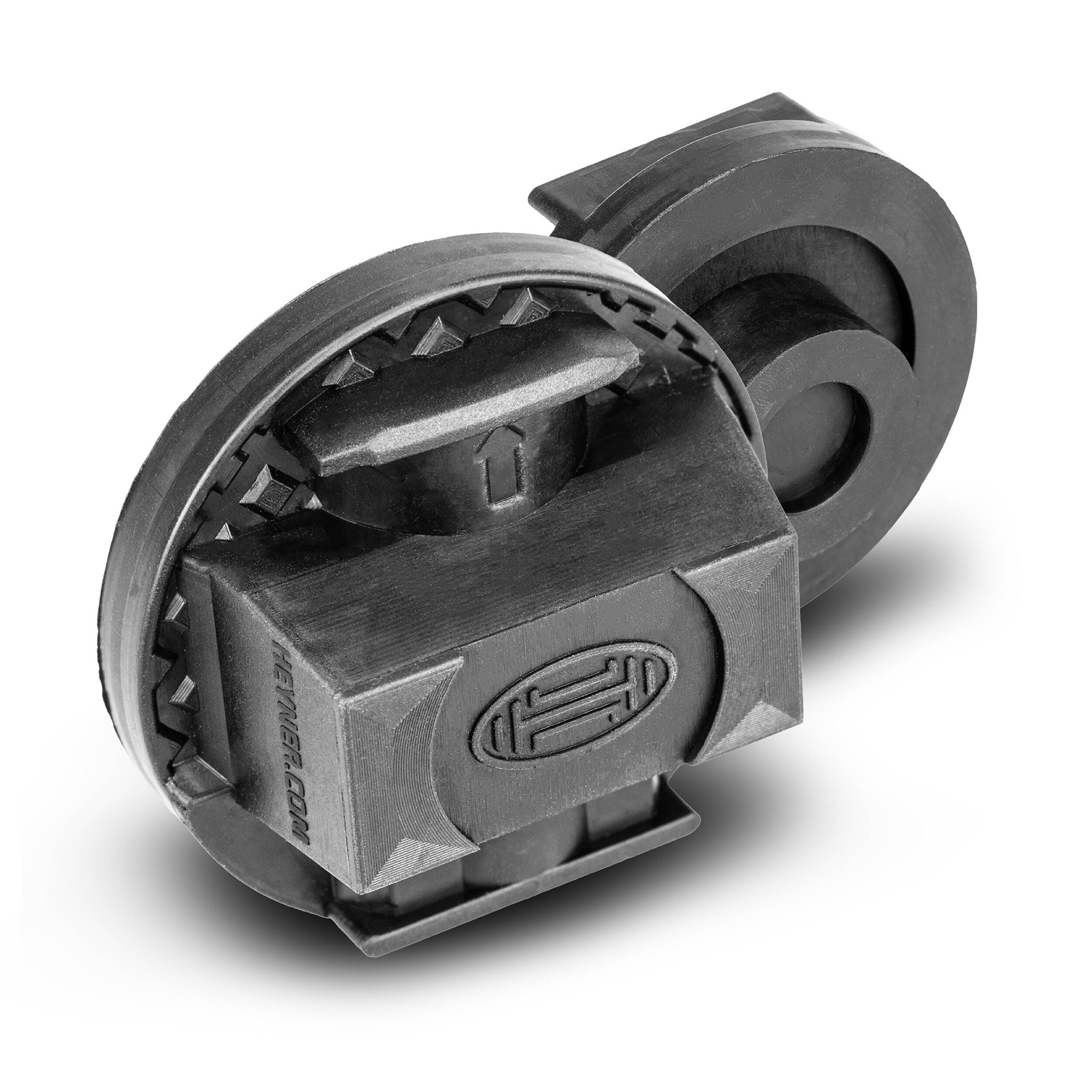 Ein schwarzes metallisches, skulpturiertes '@'-Zeichen und ein 'H' bilden ein dreidimensionales Logo mit aufwendigen zahnradähnlichen Details, das Technologie und Innovation symbolisiert.