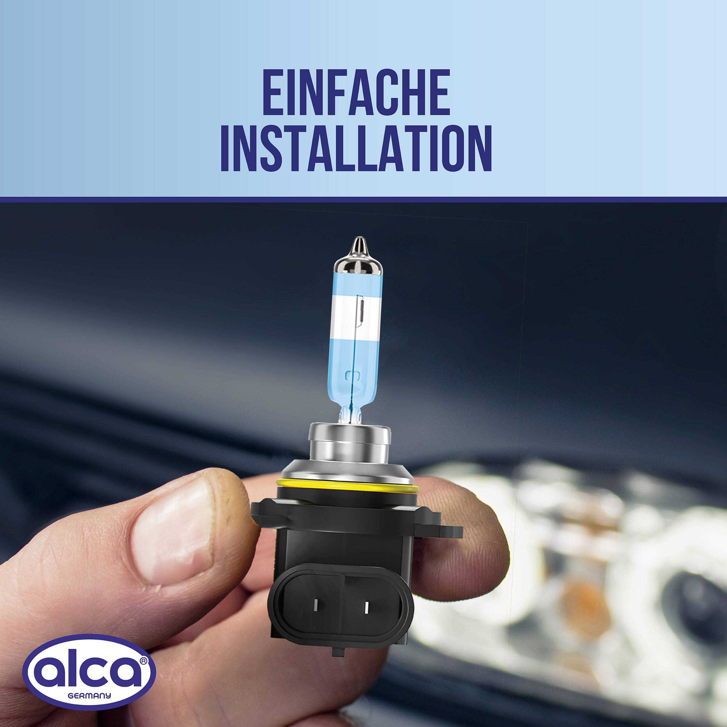 Nahaufnahme einer Hand, die eine Automobilscheinwerferbirne mit dem deutschen Text „EINFACHE INSTALLATION