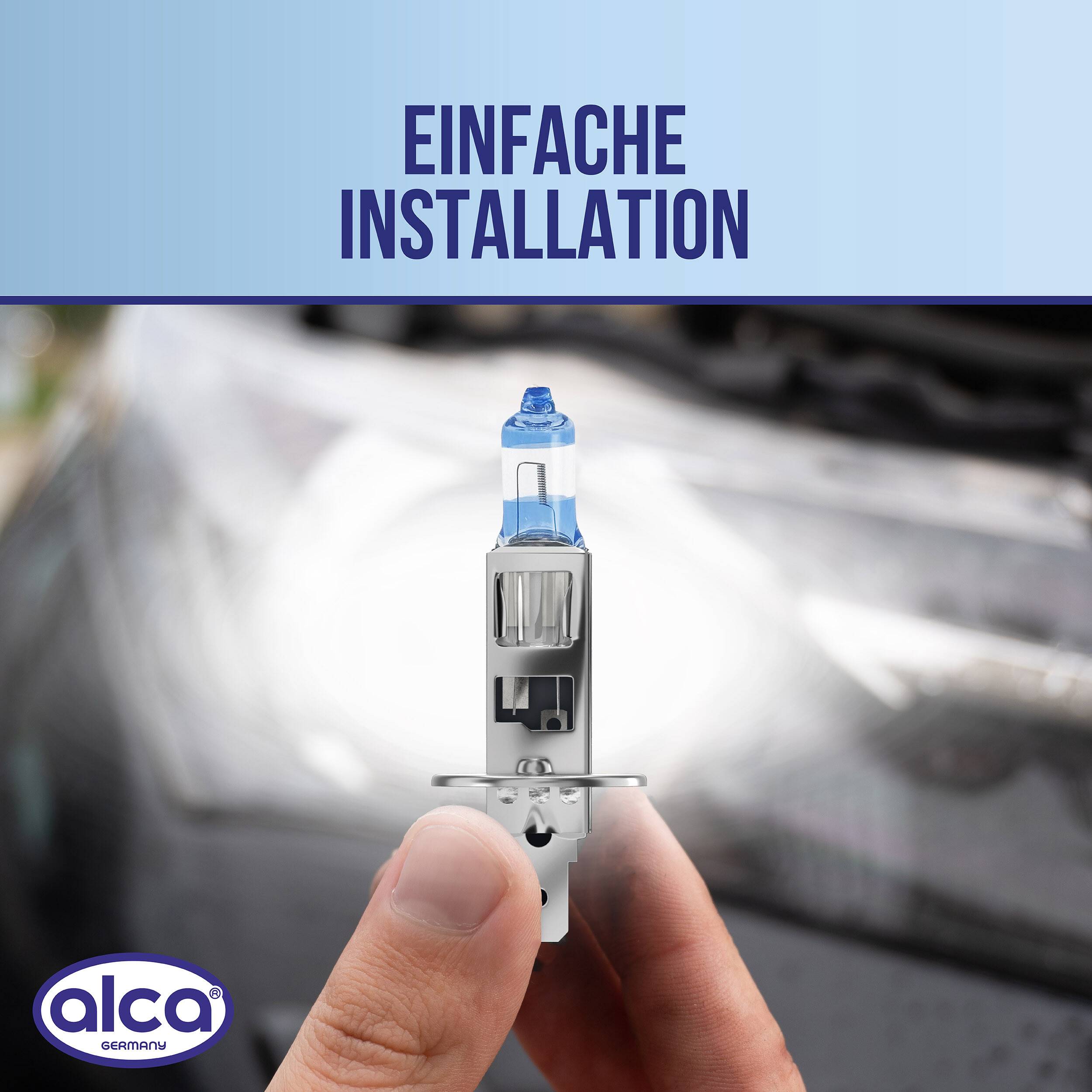 Eine Hand, die eine Autoscheinwerferlampe vor einer geöffneten Motorhaube hält, mit dem Text „Einfache Installation