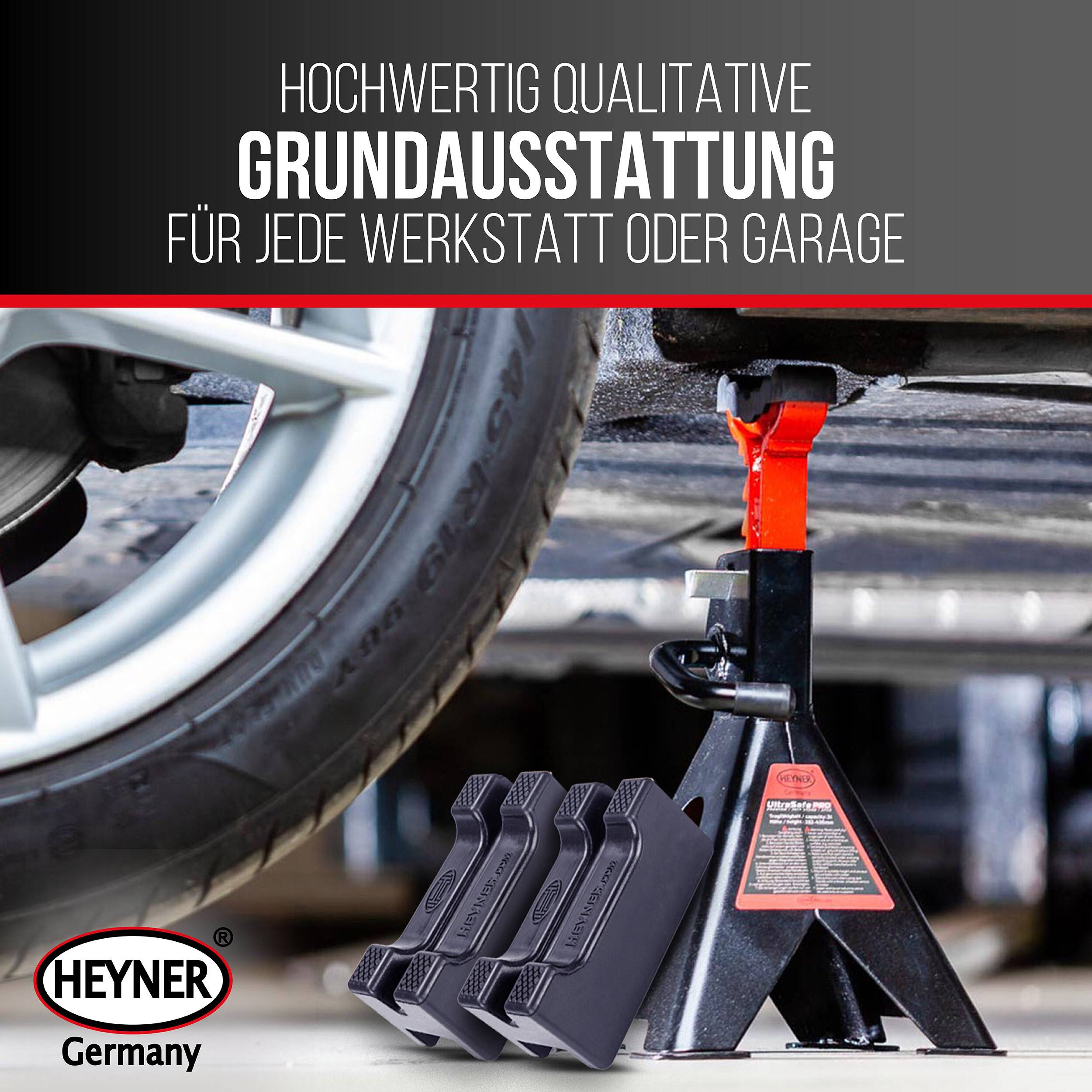 Wagenheber und Radkeile unter einem angehobenen Fahrzeug, Bewerbung von grundlegender Werkstatt- oder Garagenausrüstung von Heyner Germany.