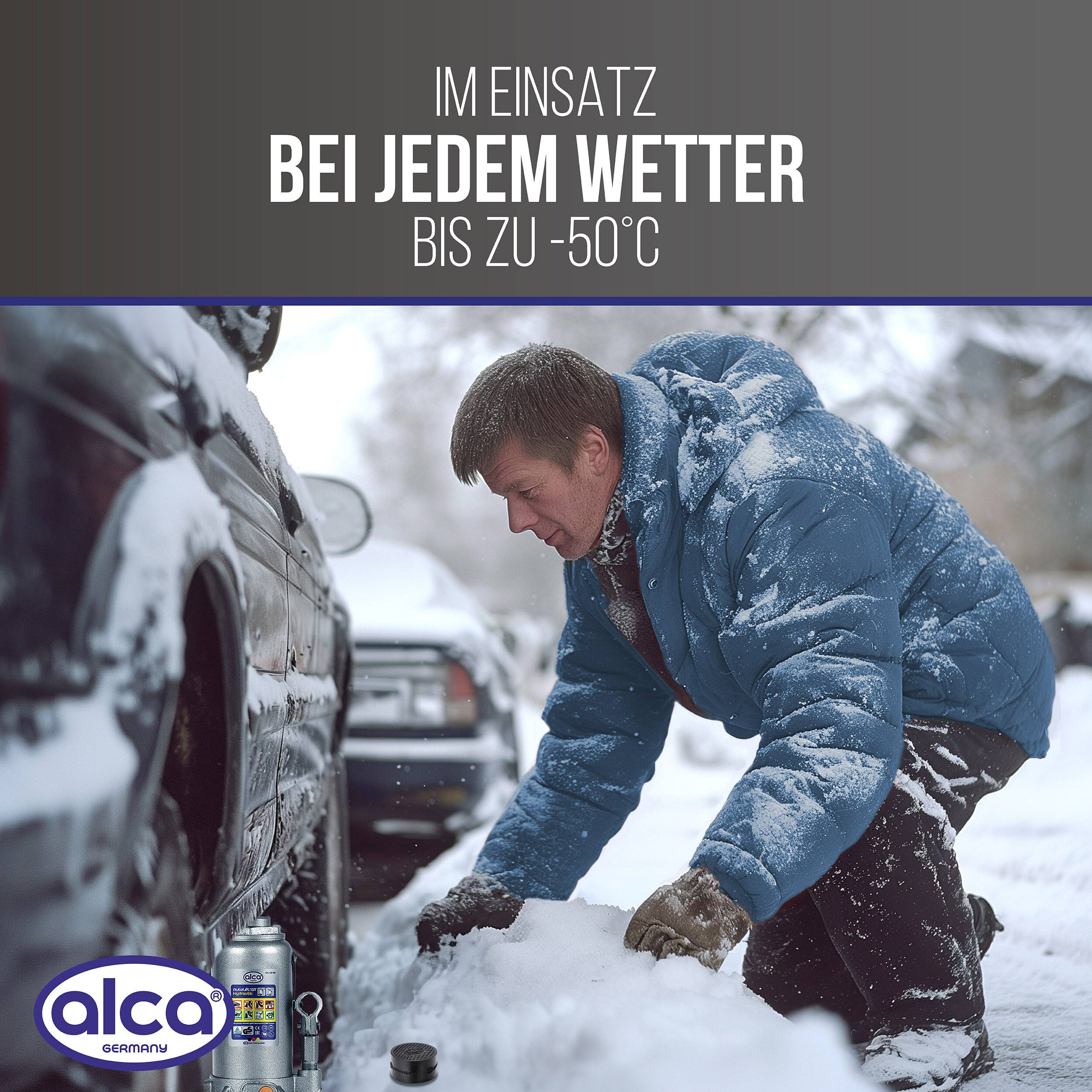 Ein Mann in einer blauen Winterjacke räumt bei starkem Schneefall Schnee von einem Auto; der deutsche Anzeigentext lautet „IM EINSATZ BEI JEDEM WETTER BIS ZU -50°C