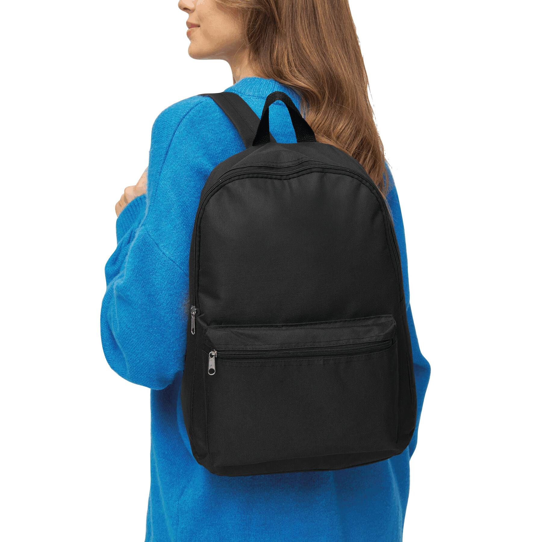 Eine Person, die einen blauen Pullover trägt, trägt einen schwarzen Rucksack und ist leicht nach links gewandt. Der Fokus liegt auf dem Design und der Passform des Rucksacks.