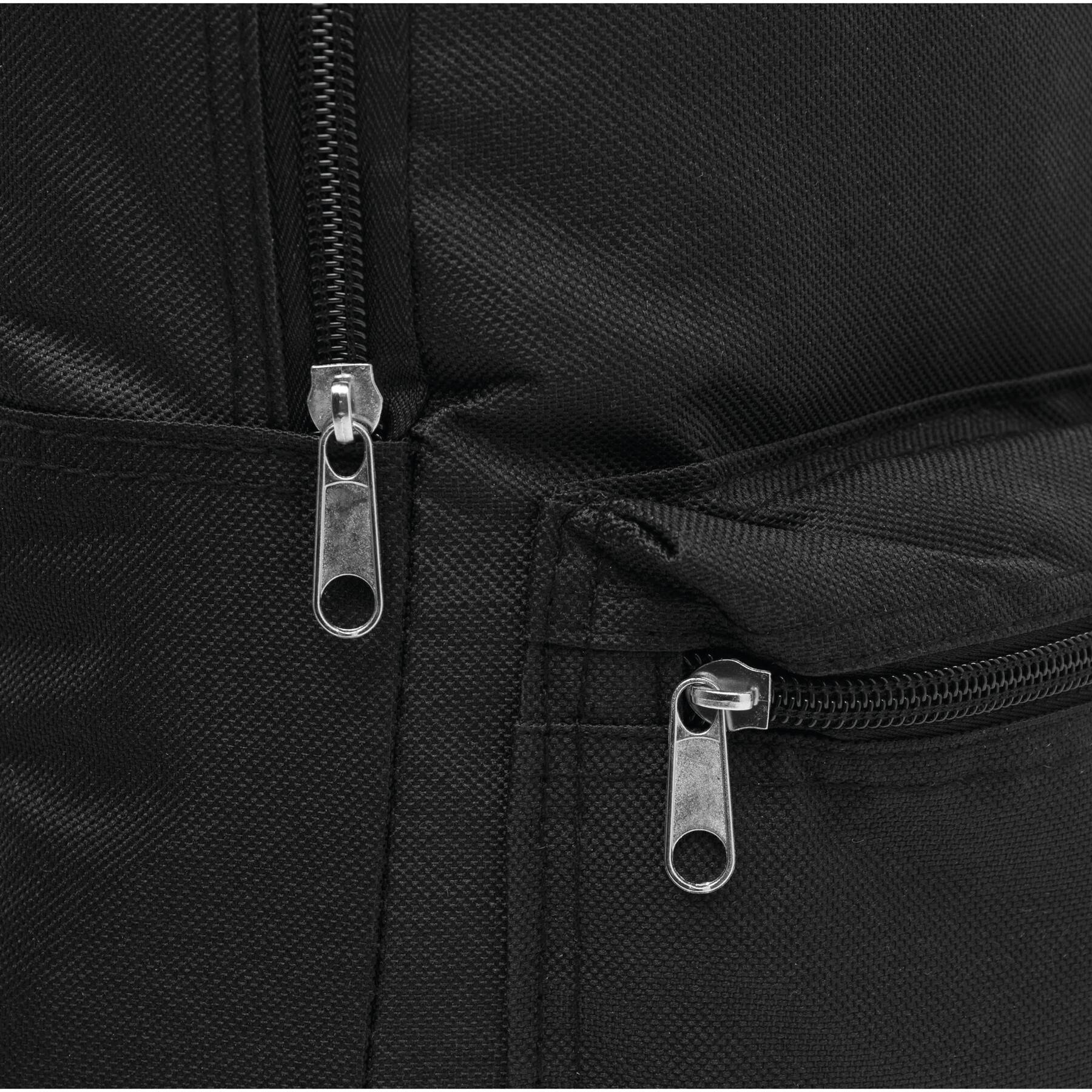 Nahaufnahme der verschlossenen Fächer eines schwarzen Rucksacks, die zwei Reißverschlüsse mit Metallzügen zeigt. Die Stofftextur ist deutlich sichtbar.