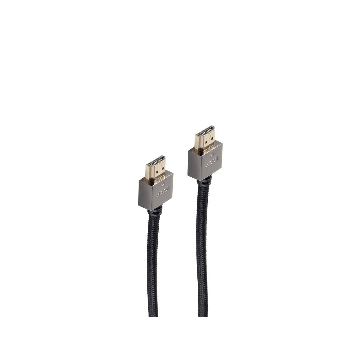 Zwei HDMI-Kabel mit vergoldeten Steckverbindern und schwarzen geflochtenen Kabeln werden vertikal ausgerichtet vor einem einfachen weißen Hintergrund gezeigt.