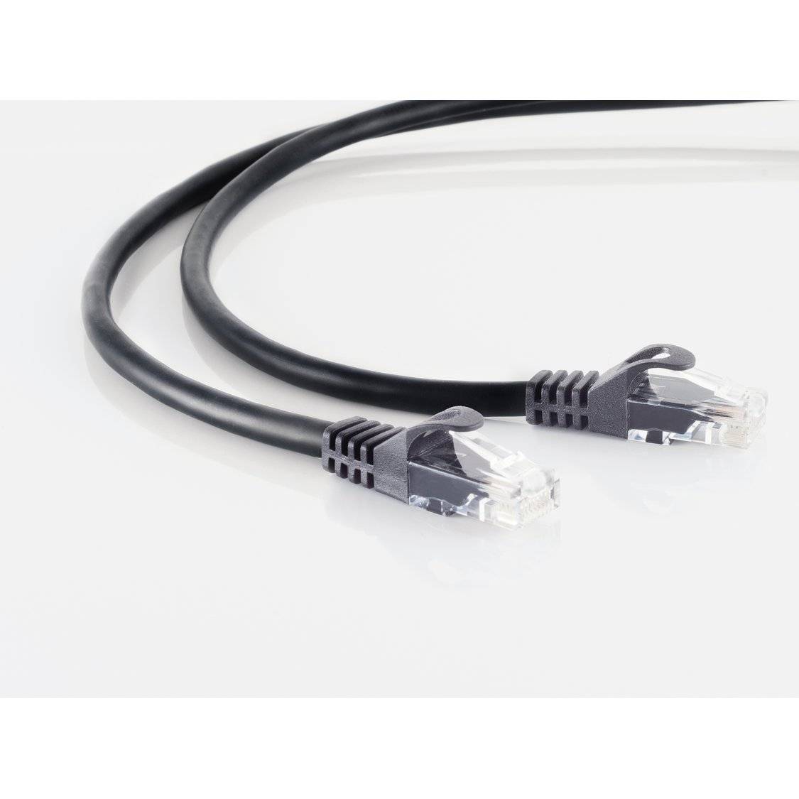 Ein schwarzes Ethernet-Kabel mit zwei RJ-45-Steckern liegt aufgerollt vor einem einfachen weißen Hintergrund.