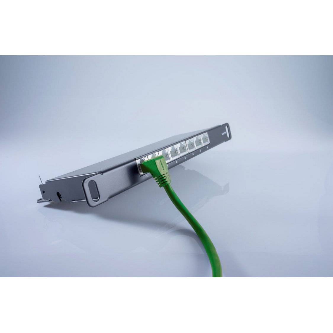 Zwei Ethernet-Kabel mit Winkelsteckern, einer nach oben gerichtet und der andere nach links, auf einem schlichten weißen Hintergrund.