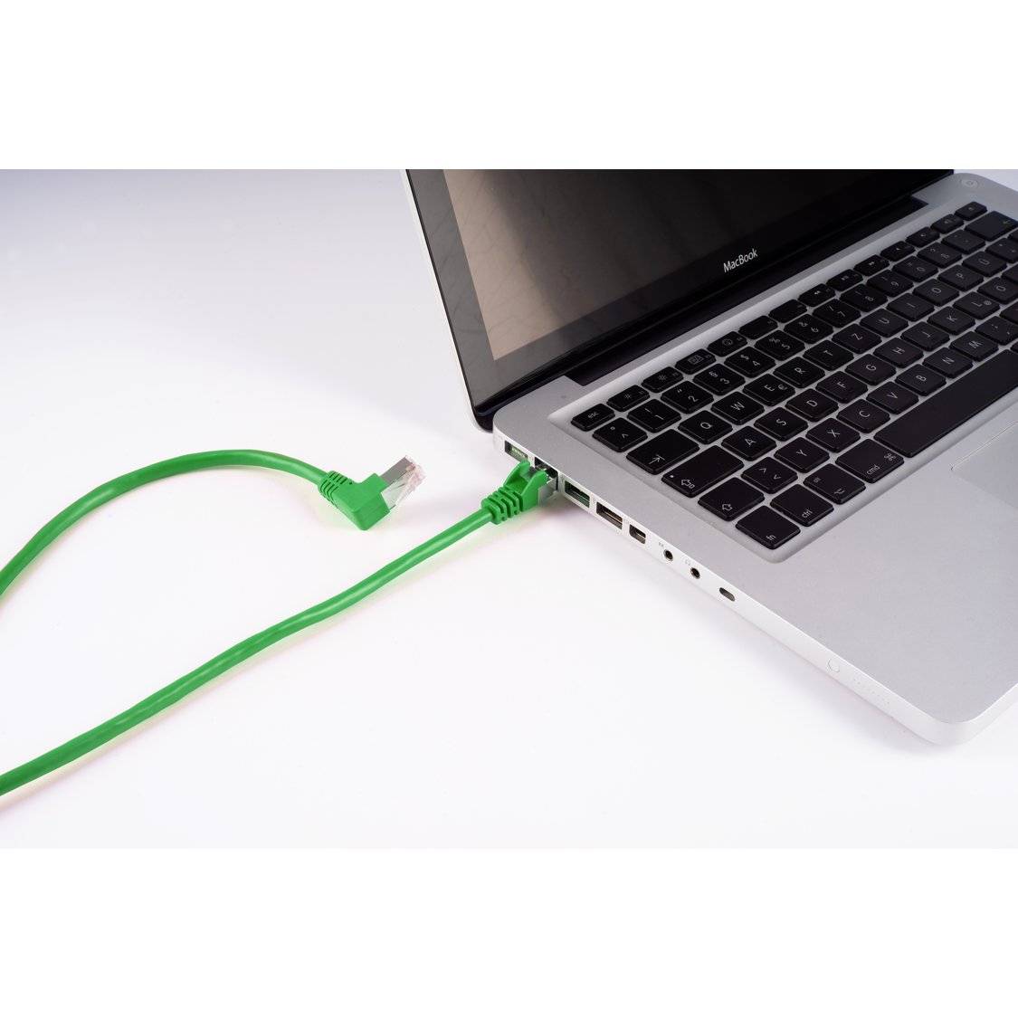 Ein Laptop mit einem grünen Ethernet-Kabel, das in einen USB-Adapter eingesteckt ist, wobei die Internetverbindungseinrichtung mit einem MacBook hervorgehoben wird.