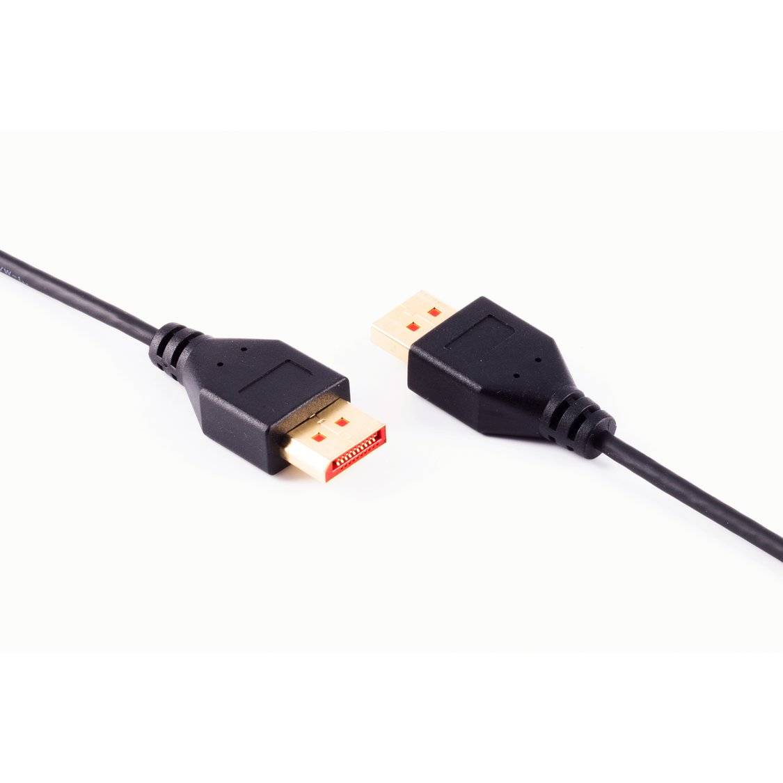 Zwei HDMI-Kabel mit vergoldeten Steckern stehen sich auf weißem Hintergrund gegenüber.