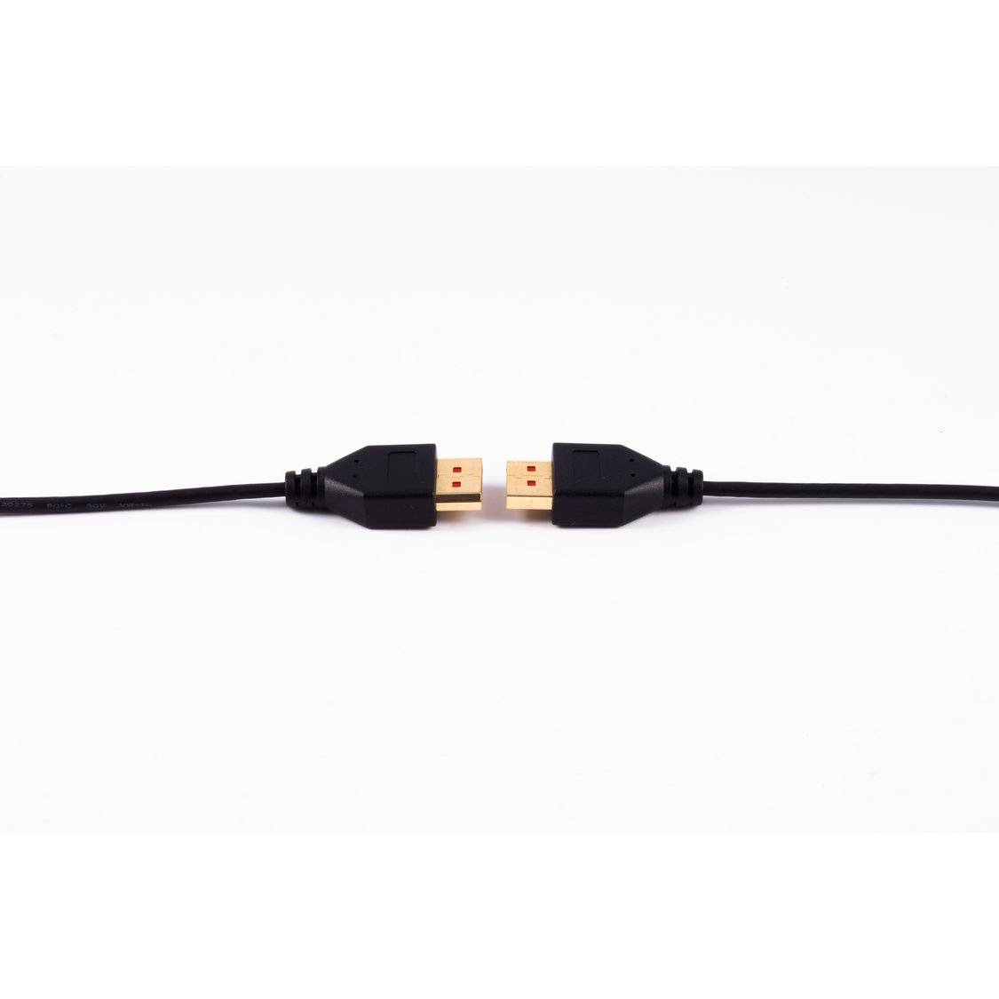 Zwei schwarze Kabel, die sich gegenseitig zugewandt sind, mit goldenen Steckern vor einem einfachen weißen Hintergrund.