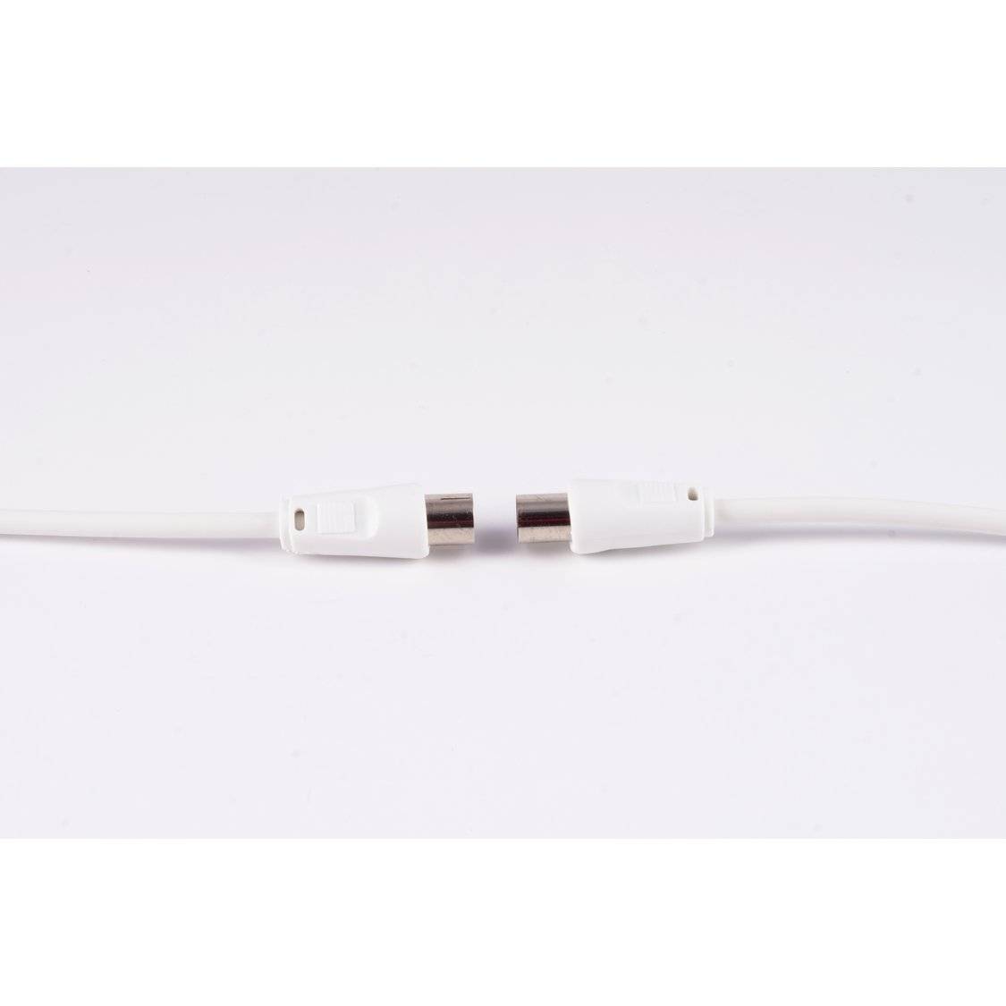 Zwei weiße Elektrostecker, die teilweise ineinander gesteckt sind, auf weißem Hintergrund.