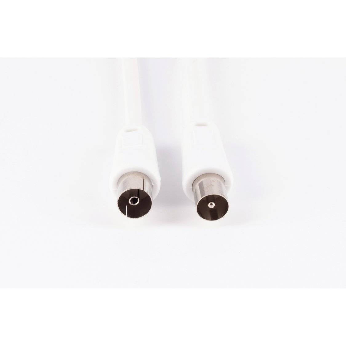 Zwei weiße koaxiale Kabelstecker in Nahaufnahme, jeweils mit metallischen Enden, vor einem einfachen weißen Hintergrund.