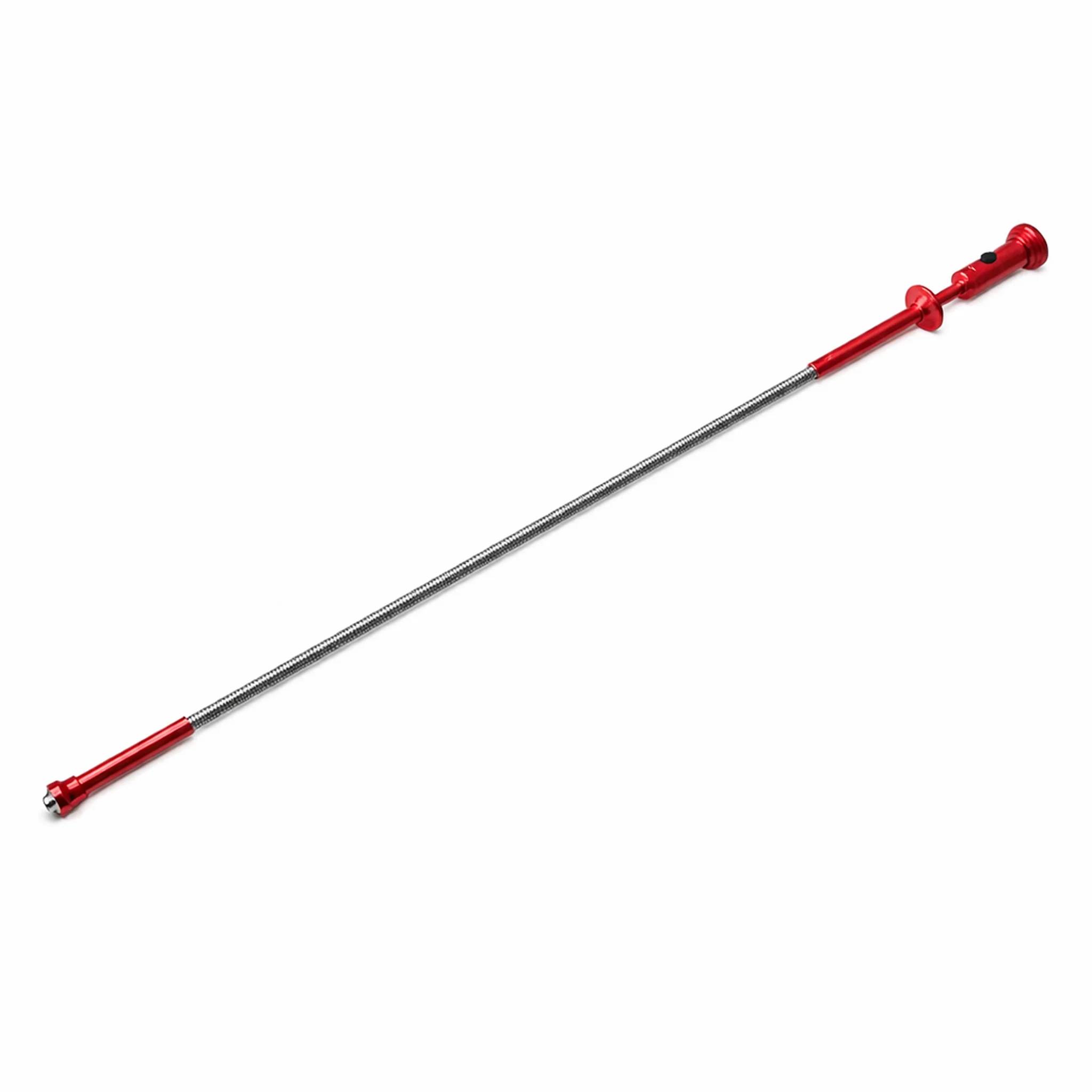 Eine lange rot und silber Metallstange mit Griff und Beschlägen, diagonal auf weißem Hintergrund dargestellt.