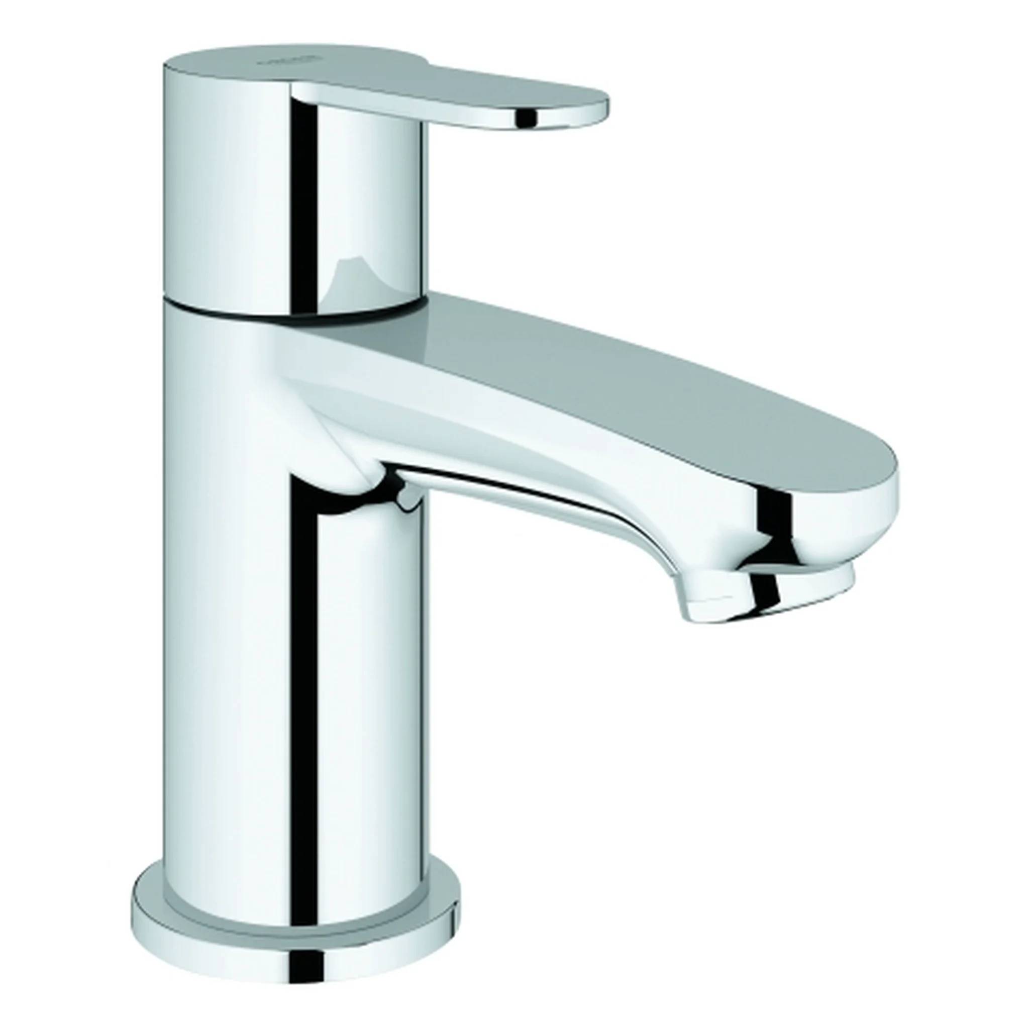 Chrom-Einhebel-Badezimmerhahn auf weißem Hintergrund.