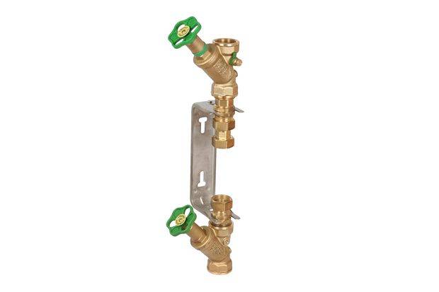 Doppelte Außenwasserhahnanordnung mit grünen Griffen, die an einer Metallhalterung befestigt sind und eine doppelte Wasserdurchflussregelung ermöglichen.